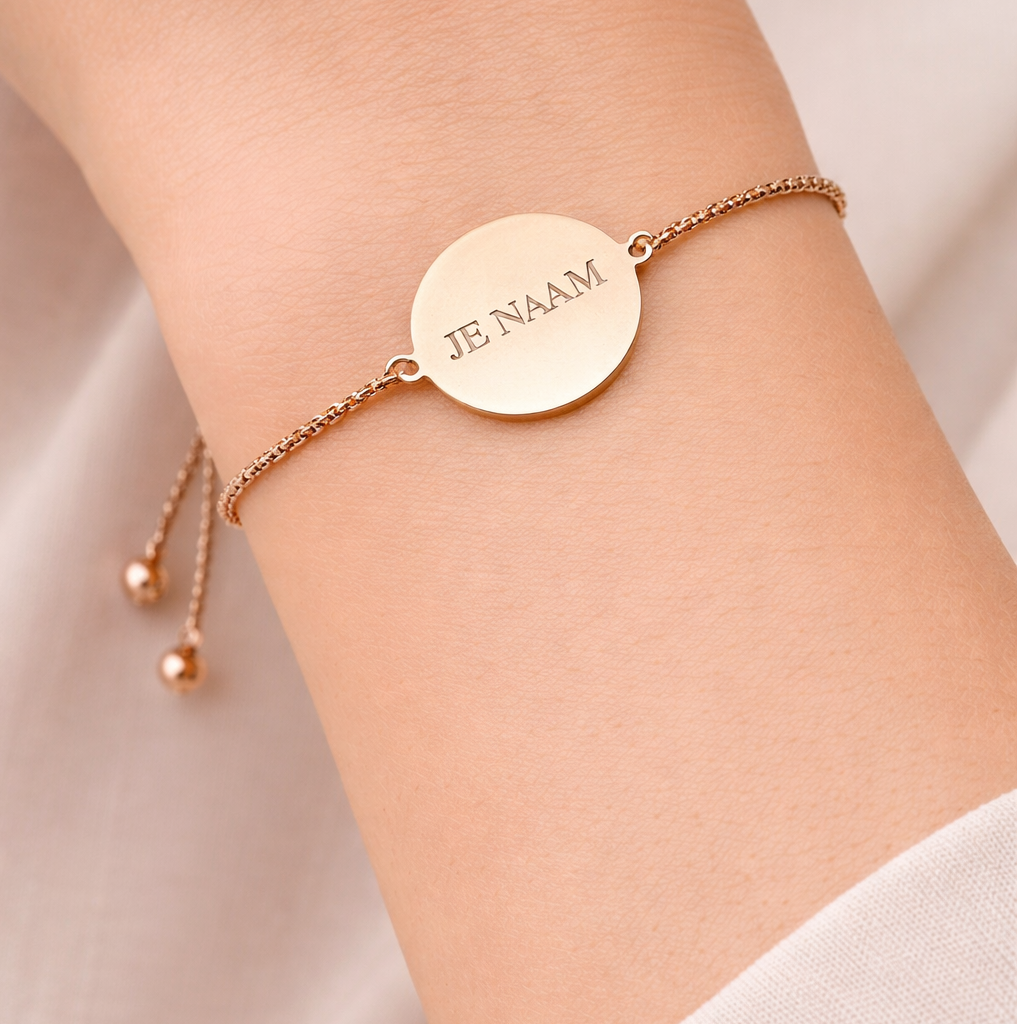 Armband met gravure goudkleurig - ronde hanger - verstelbaar - RVS