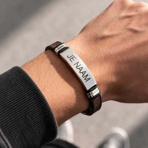 Armband met gravure bruin - gevlochten band - RVS plaatje - gepersonaliseerd
