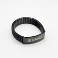 Stretcharmband met gravure zwart - veermechanisme - RVS naamplaat - gepersonaliseerd