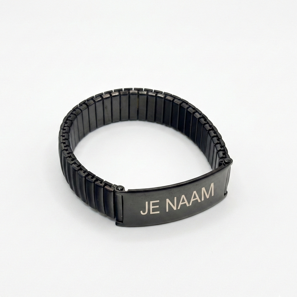 Stretcharmband met gravure zwart - veermechanisme - RVS naamplaat - gepersonaliseerd